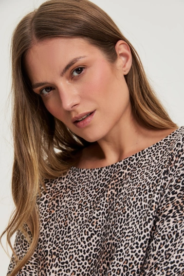 Sweter w panterkę beżowy