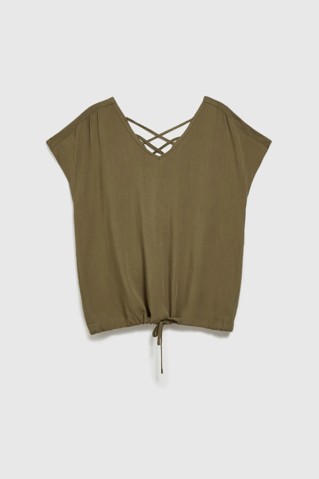 Koszula z dekoltem w serek i wiązaniem w pasie oliwkowa