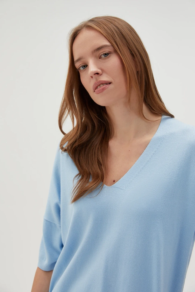 Sweter z krótkimi rękawami i dekoltem w serek błękitny