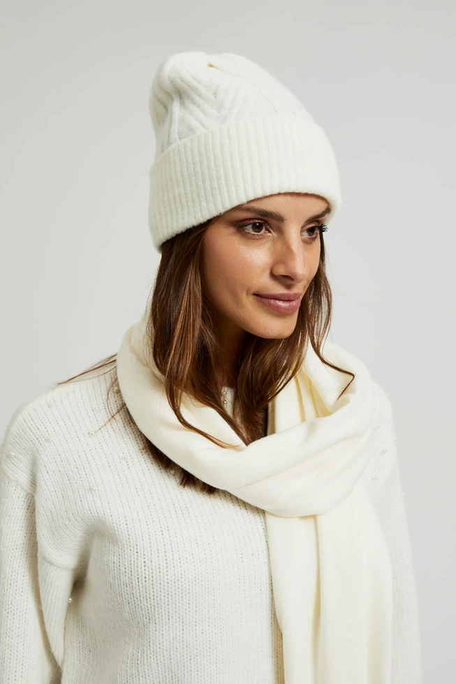 Czapka z ozdobnym splotem biała