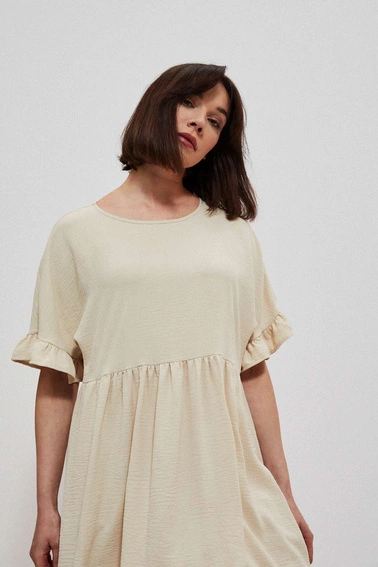 Sukienka z falbaną przy rękawie piaskowa
