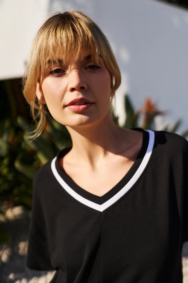 Bawełniana bluzka z dekoltem w serek czarna