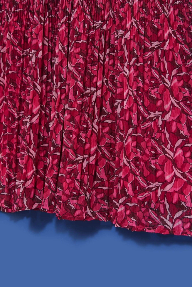 Sukienka z plisowanym dołem truskawkowa