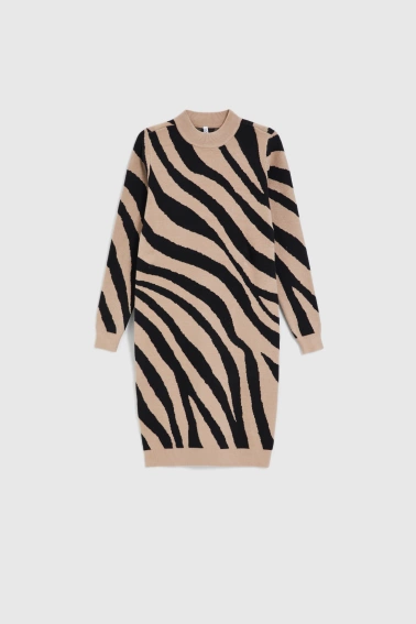 Dopasowana sukienka beżowa