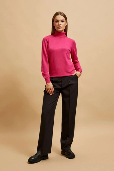 Sweter z golfem fuksjowy