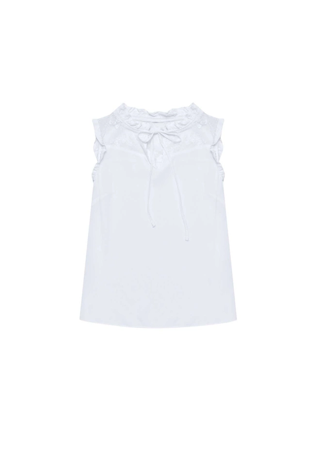 Top biały z koronkowym dekoltem