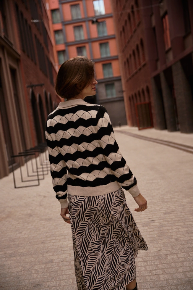 Sweter z kołnierzykiem beżowy