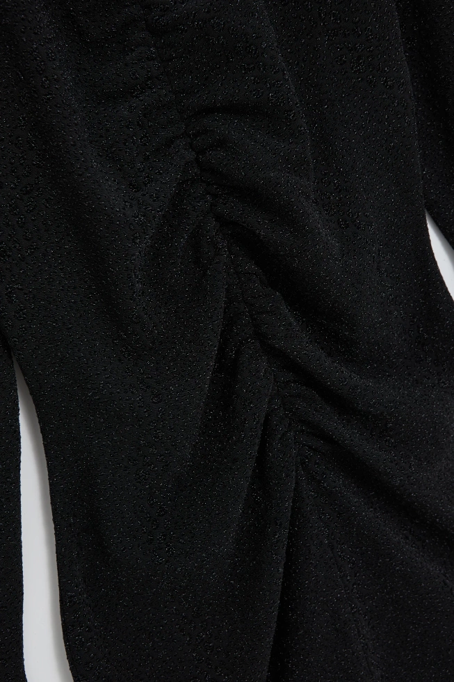 Dopasowana sukienka czarna