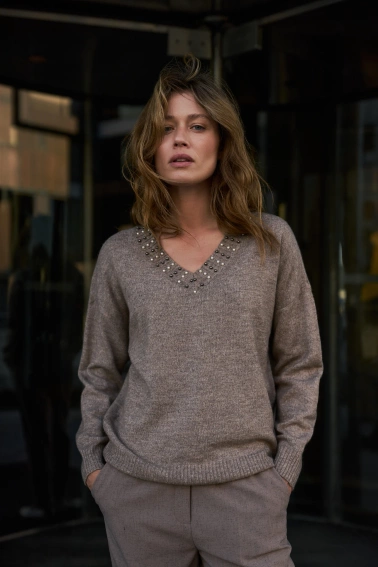 Sweter z ozdobnym dekoltem brązowy