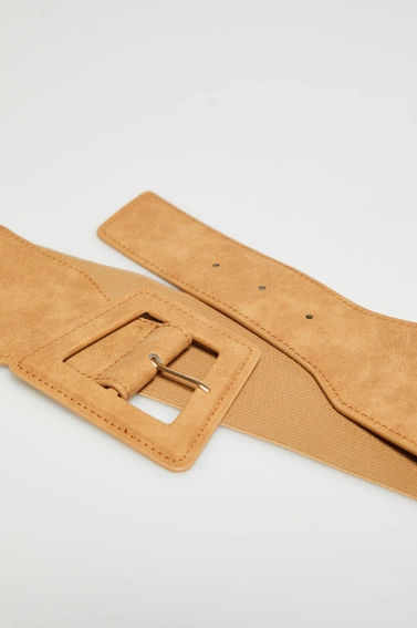 Szeroki pasek z klamrą beżowy