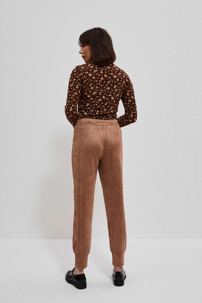 Dresowe spodnie z zapinanymi kieszeniami kawowe