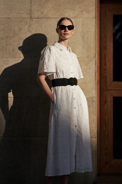 Ażurowa sukienka z wiązaniem w talii biała