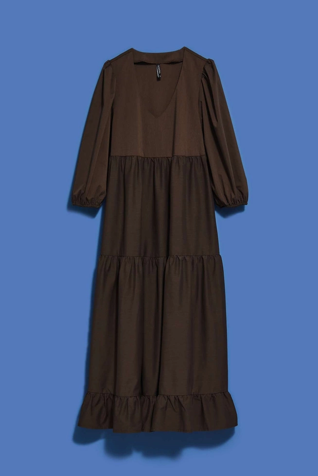 Rozkloszowana sukienka z falbaną