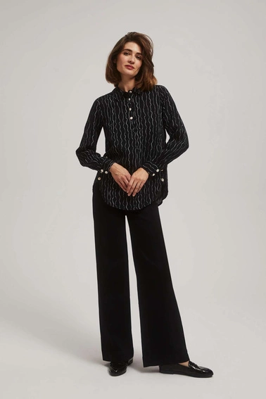 Koszula z ozdobnymi guzikami i delikatnym wzorem czarna