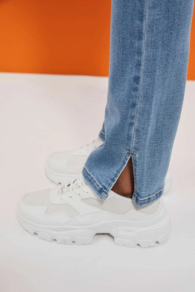 Jeansy z rozcięta nogawką