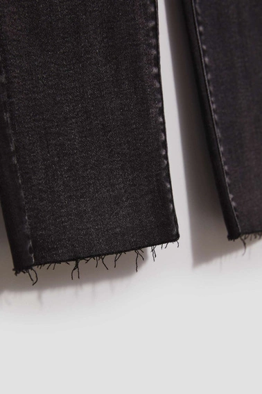 Jeansy skinny z postrzępionymi nogawkami grafitowe