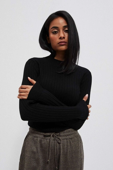 Dopsowany sweter w prążki czarny