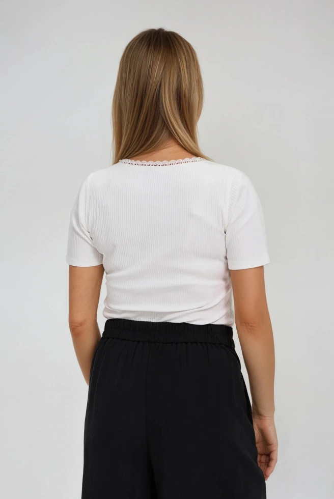 Bluzka z koronkowym dekoltem biała