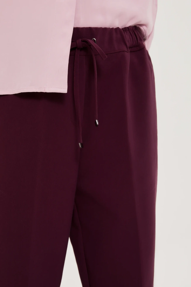 Spodnie w kant z prostymi nogawkami burgundowe
