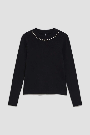 Sweter z ozdobnymi perełkami