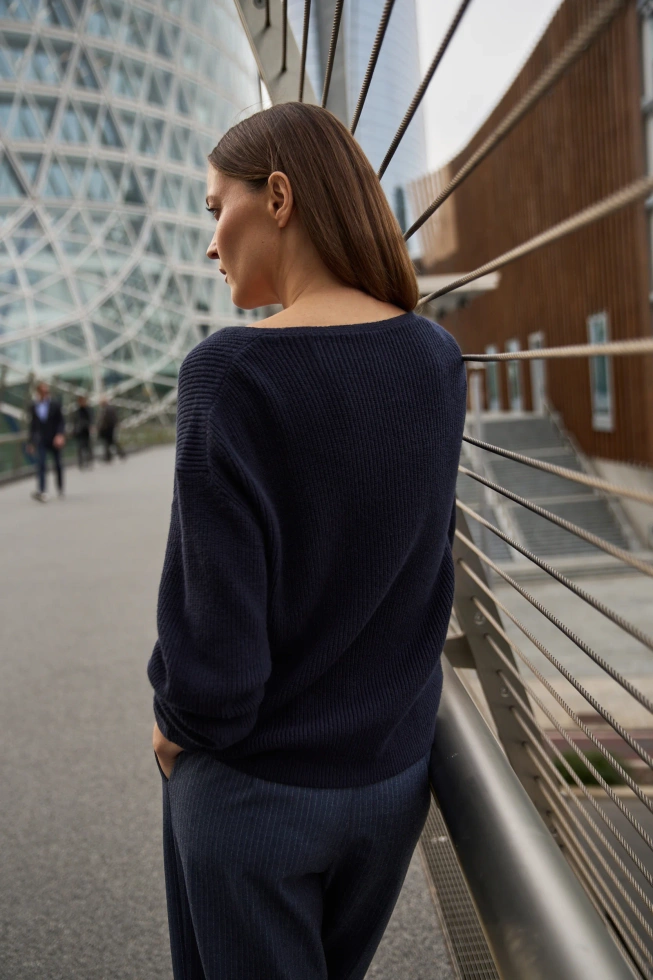 Sweter o prostym fasonie granatowy