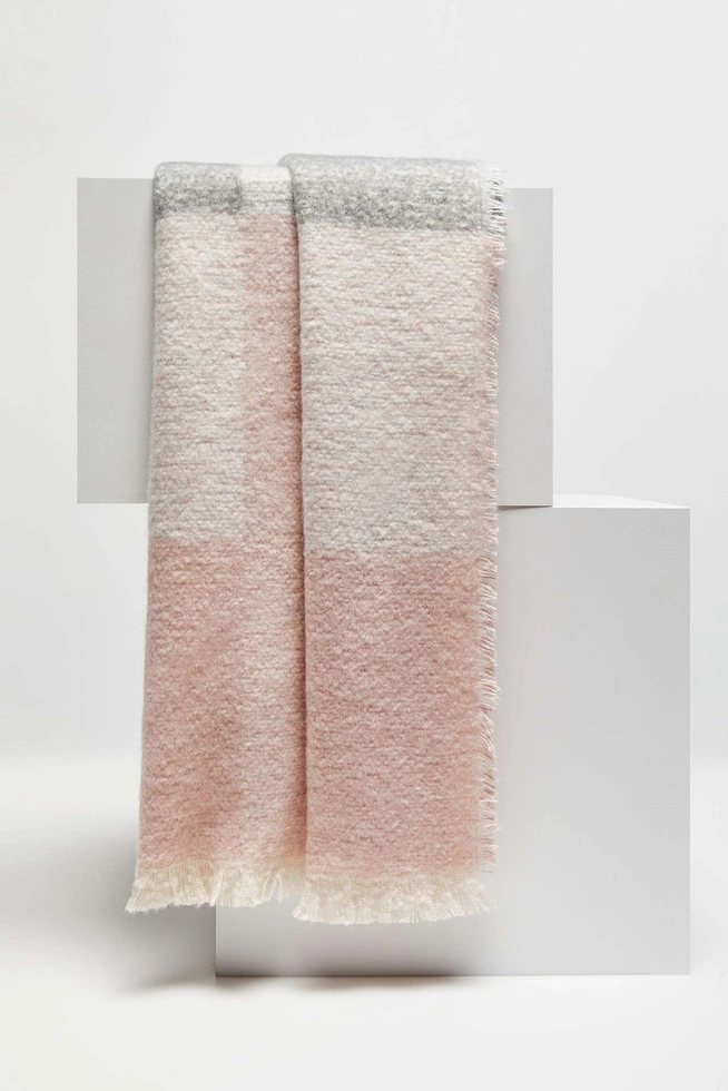 Szalik w kratę z postrzępionym brzegiem pudrowo-różowy