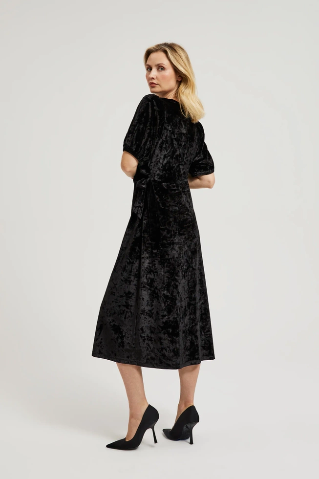Welurowa sukienka midi czarna