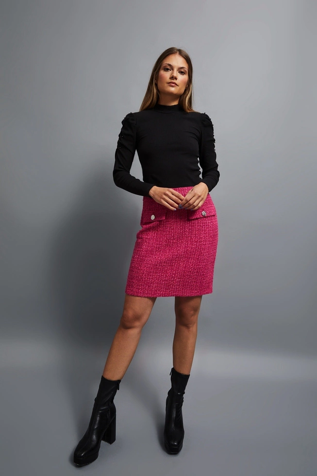 Prążkowana bluzka z bufiastymi rękawami i półgolfem czarna