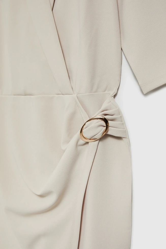 Elegancka sukienka beżowa