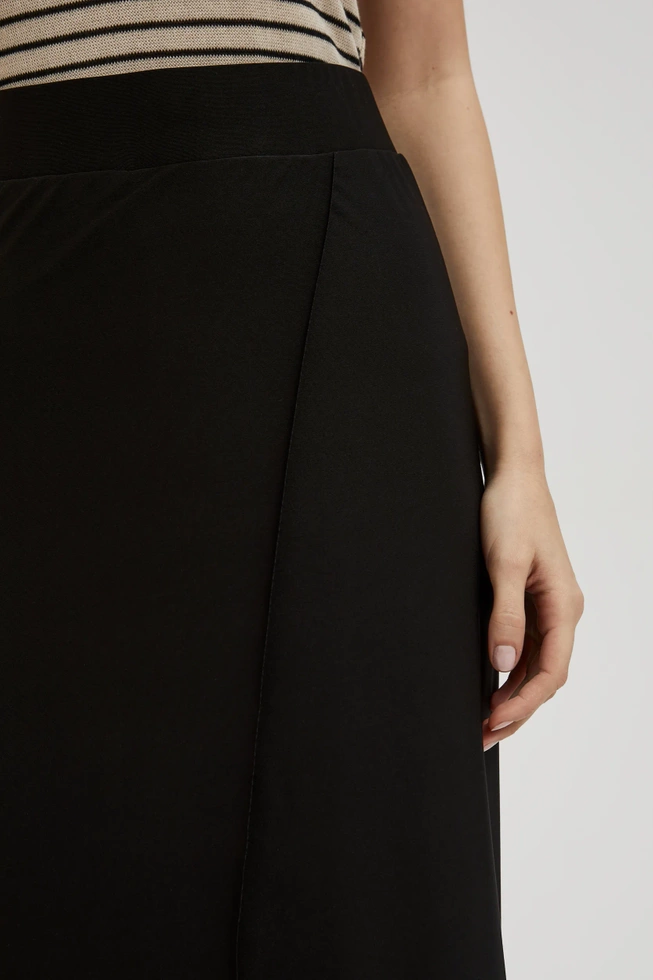 Spodnie czarne z szerokimi nogawkami