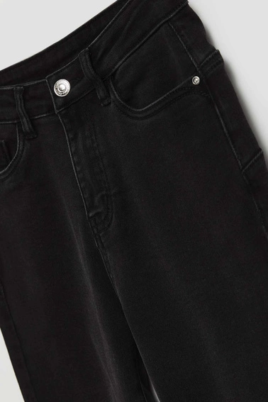 Jeansy rurki z efektem push up czarne
