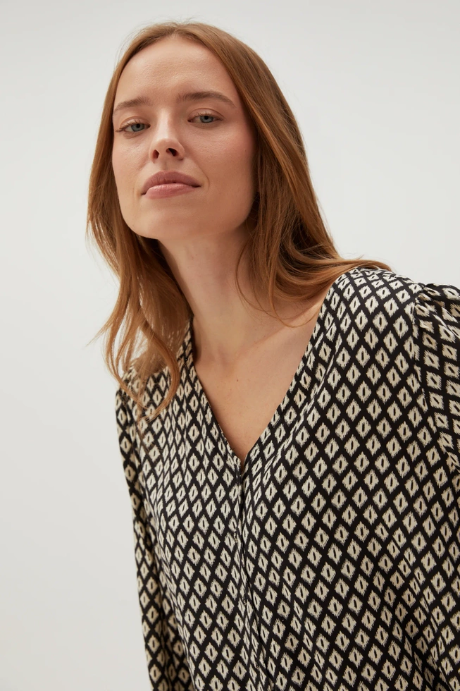 Koszula z geometrycznym wzorem czarna
