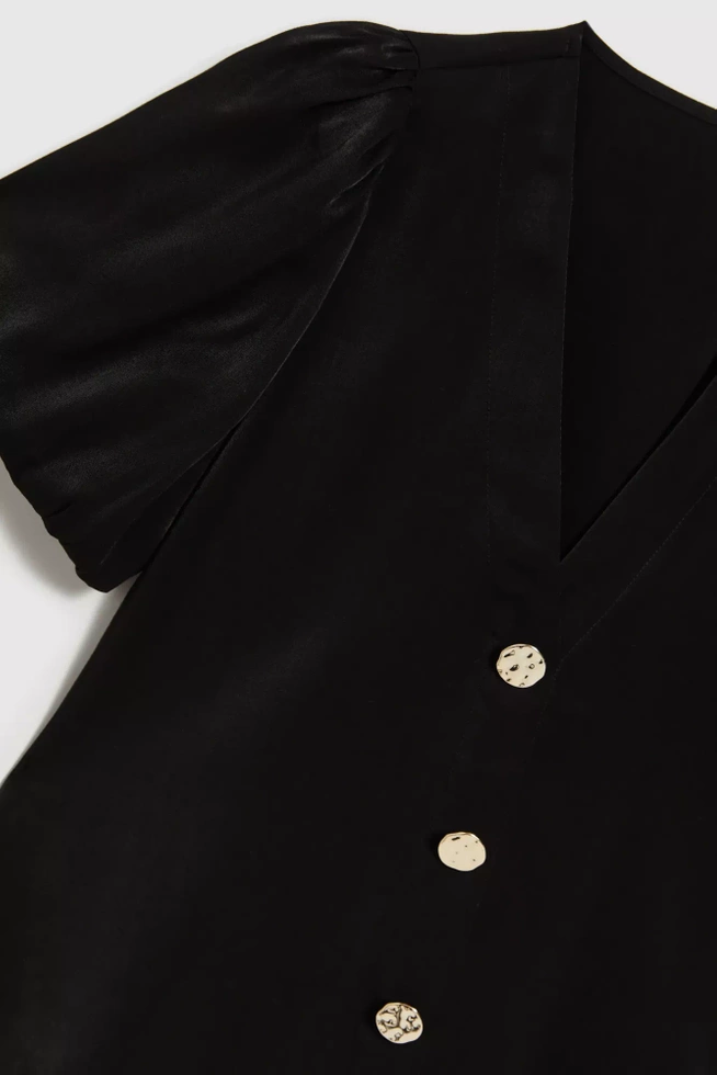 Koszula z bufiastymi rękwami i ozdobnymi guzikami czarna