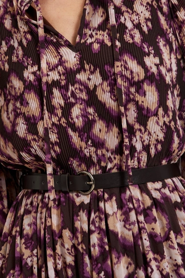 Plisowana sukienka z paskiem brązowa