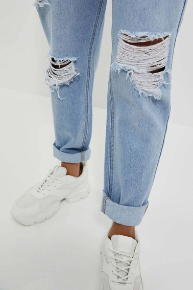 Jeansy mom fit z przetarciami błękitne