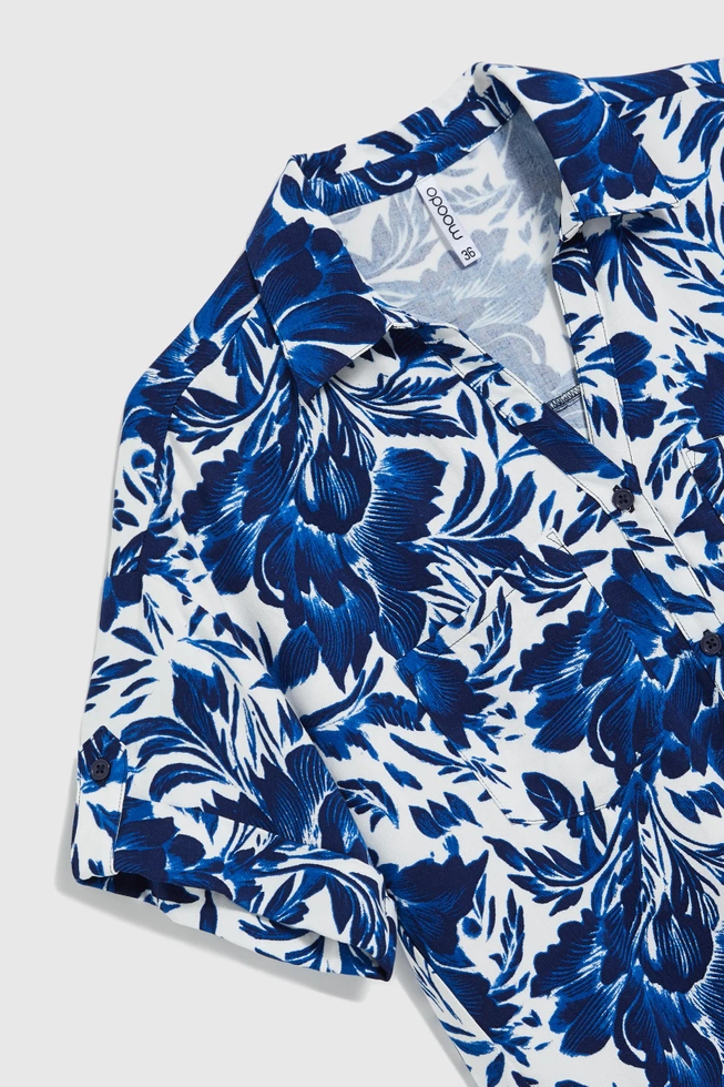 Koszula z motywem roślinnym niebieska