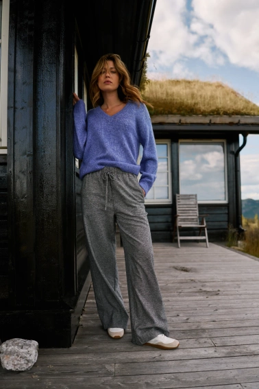 Sweter z dekoltem w serek niebieski