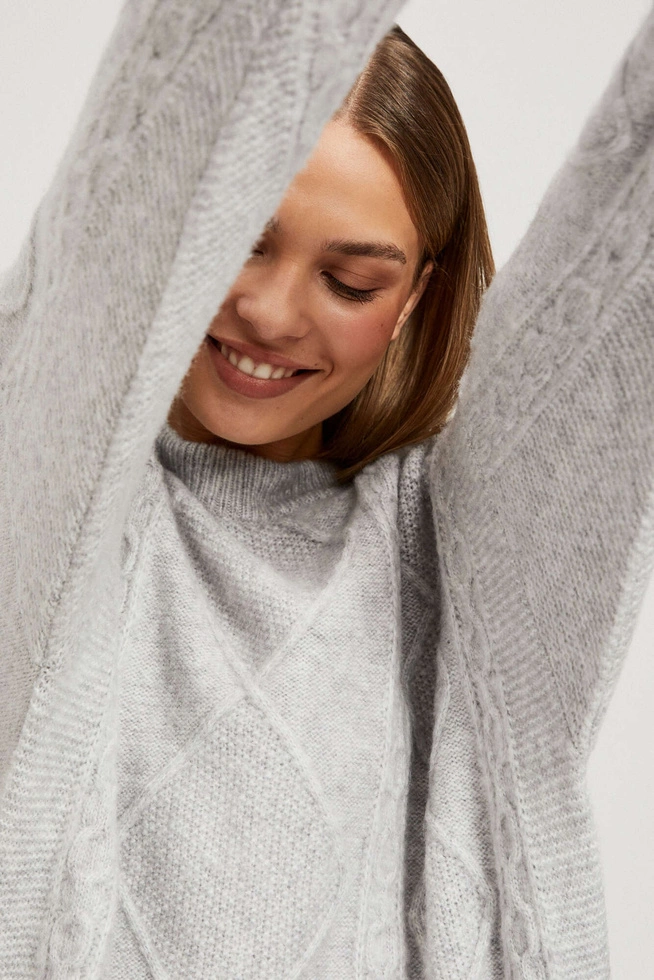 Sweter z ozdobnym splotem jasnoszary