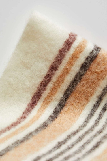 Ciepły szal w kratę perłowy