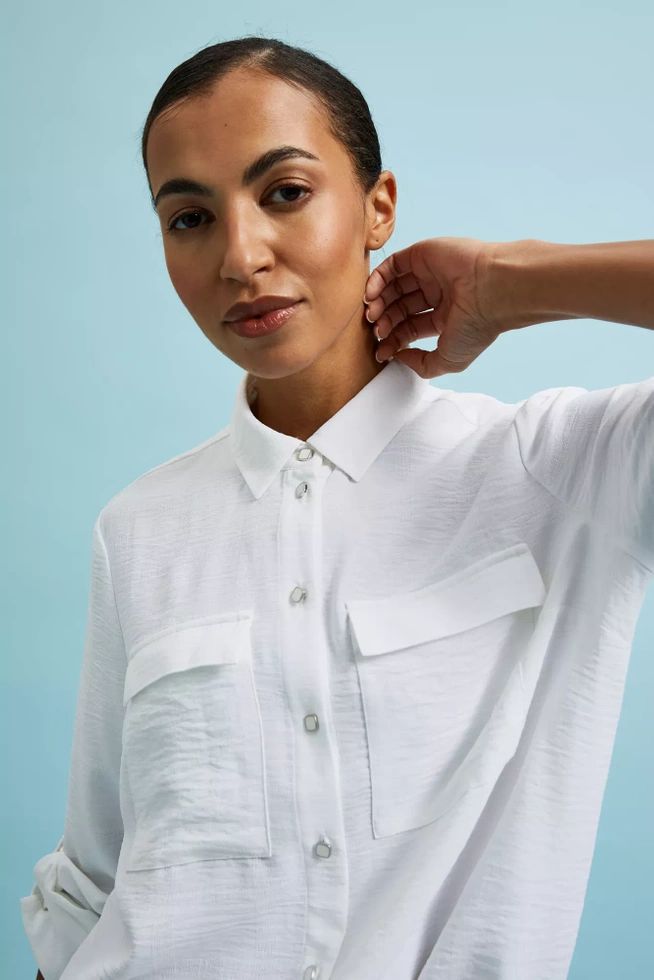 Koszula z ozdobnymi guzikami i kołnierzykiemi biała