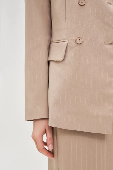 Dwurzędowa marynarka w paski beżowa