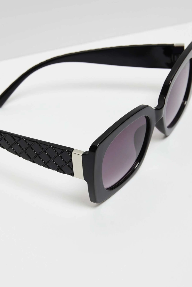 Okulary przeciwsłoneczne z grubymi oprawkami czarne