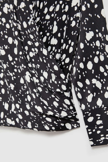 Koszula z kopertowym dekoltem czarna