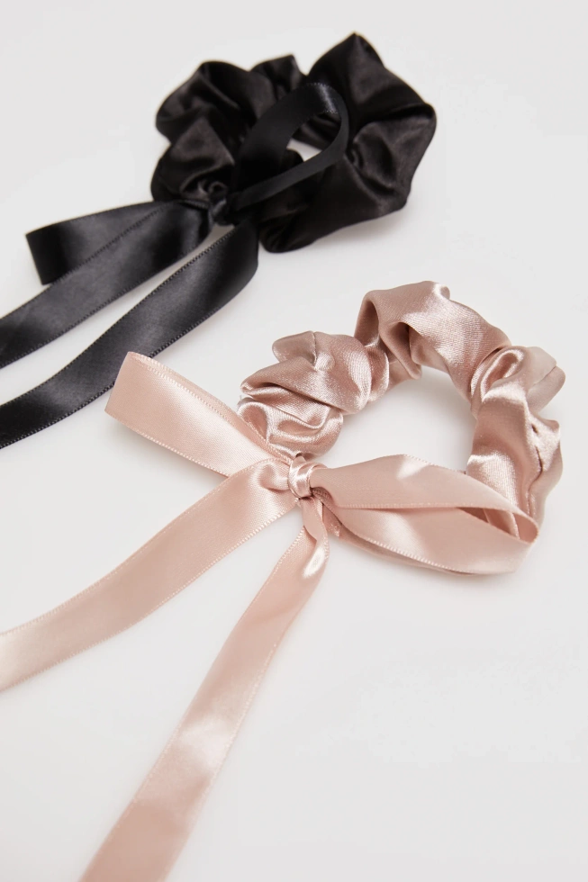 Zestaw dwóch gumek ze wstążką