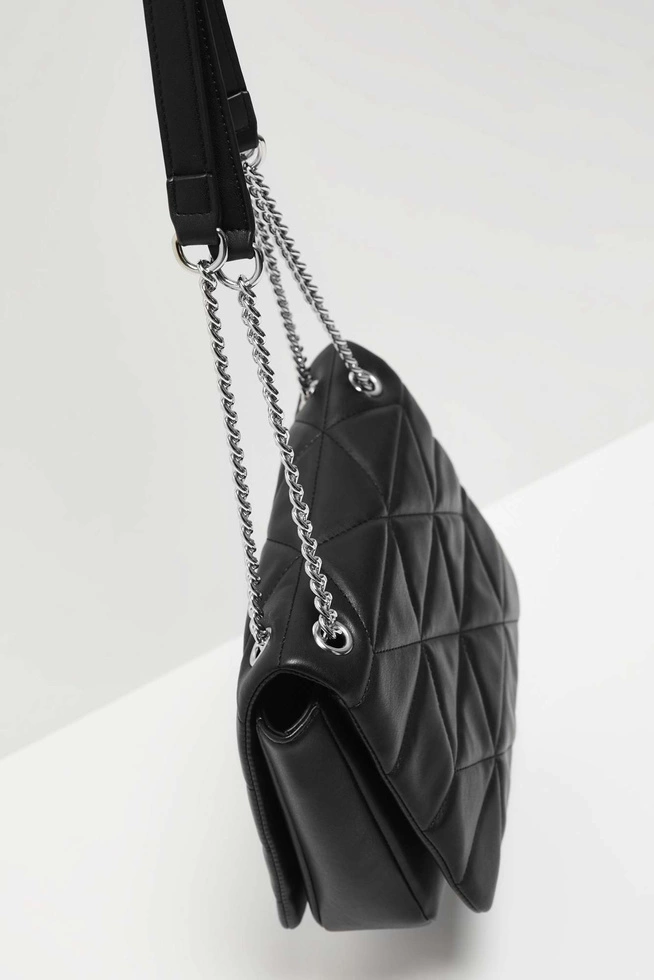 Pikowana torebka z regulowanym uchwytem czarna