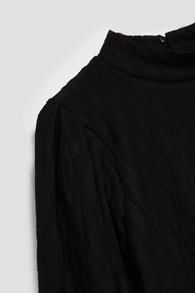 Bluzka z półgolfem i bufiastymi rękawami czarna