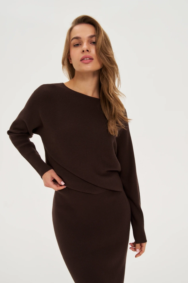 Prążkowany sweter brązowy