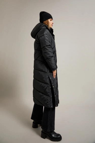 Długa pikowana kurtka z kapturem czarna 