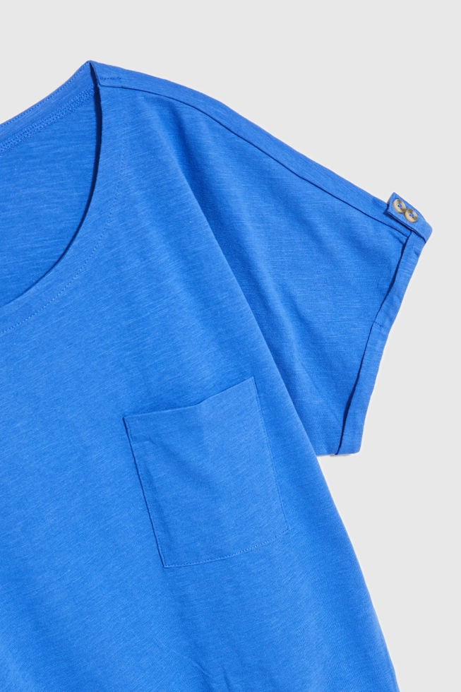 Bluzka z kieszonką i podwijanymi rękawami niebieska