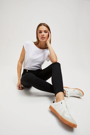 Jeansy z ozdobnymi guzikami